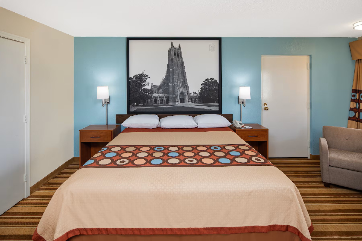1 King Bed, Non-Smoking